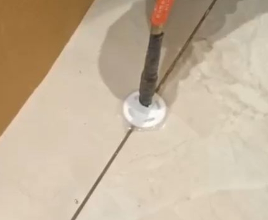 汝阳瓷砖空鼓维修公司专业解答瓷砖在铺贴过程中，如果没有涂抹均匀到位的粘结材料（如水泥砂浆或瓷砖胶），可能会导致以下问题